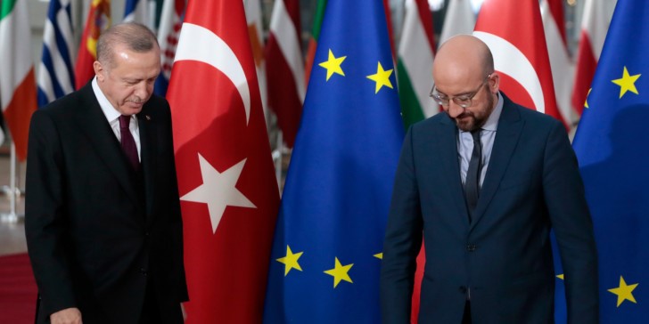 Handelsblatt: Γιατί η ΕΕ δεν καταφέρνει να μιλήσει με γλώσσα ισχύος στην Τουρκία του Ερντογάν