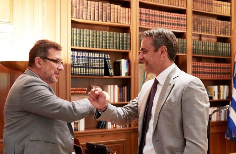 O Αλμπερτ Μπουρλά της Pfizer πανηγυρίζει για το εμβόλιο κατά του κορωνοϊού