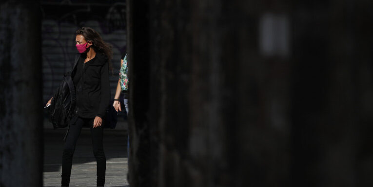 O Guardian απορεί πώς οι Ελληνες που έχουν μια λέξη για όλα… σκοτώνουν τα ελληνικά με αγγλικούς όρους