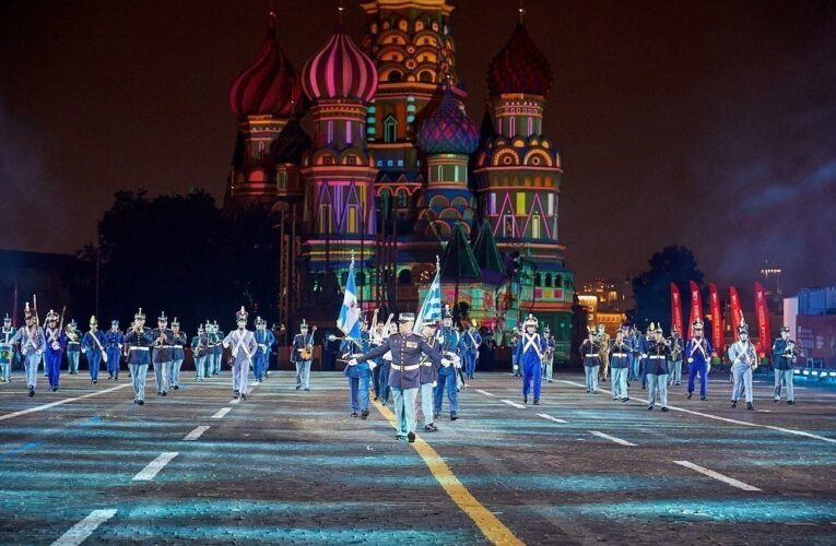 Μάγεψε τη Μόσχα η Ορχήστρα του Στρατού Ξηράς μαζί με Ευέλπιδες: Συρτάκι, Χατζιδάκις και… χαμός με “Μακεδονία Ξακουστή”