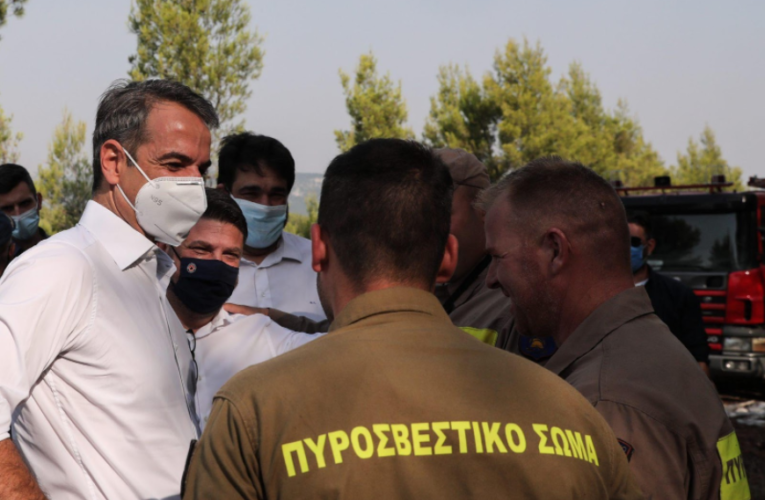 Αυτοψία Μητσοτάκη στη Βαρυμπόμπη και το «ευχαριστώ» στους πυροσβέστες