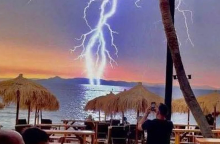 Κακοκαιρία στην Αθήνα: Η συγκλονιστική φωτό από την παραλιακή, με τον κεραυνό που χτυπά στη θάλασσα