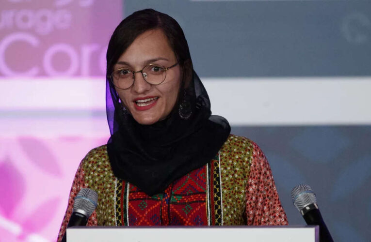 Σοκάρει η πρώτη γυναίκα δήμαρχος του Αφγανιστάν: Είμαι εδώ, περιμένω τους Ταλιμπάν να έρθουν να με σκοτώσουν