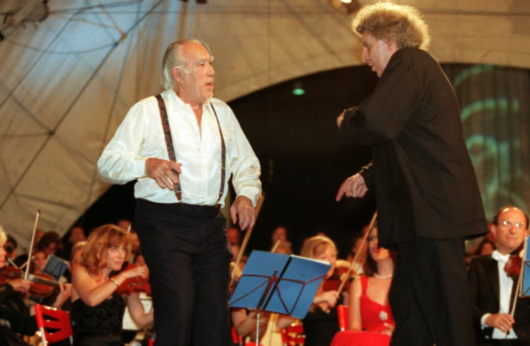 Η μυθική συνάντηση δύο γιγάντων επί σκηνής στο Μόναχο: Θεοδωράκης και Αντονι Κουίν χορεύουν μαζί συρτάκι [βίντεο]