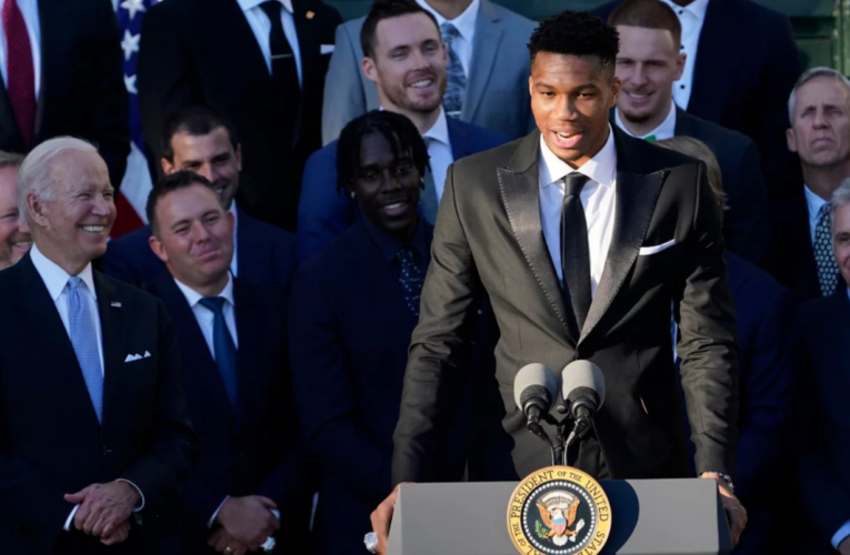 Αντετοκούνμπο: «Ένα παιδί από τα Σεπόλια έφτασε στον Λευκό Οίκο -Πάλευα όλη μου τη ζωή και τώρα τα κατάφερα» [βίντεο]