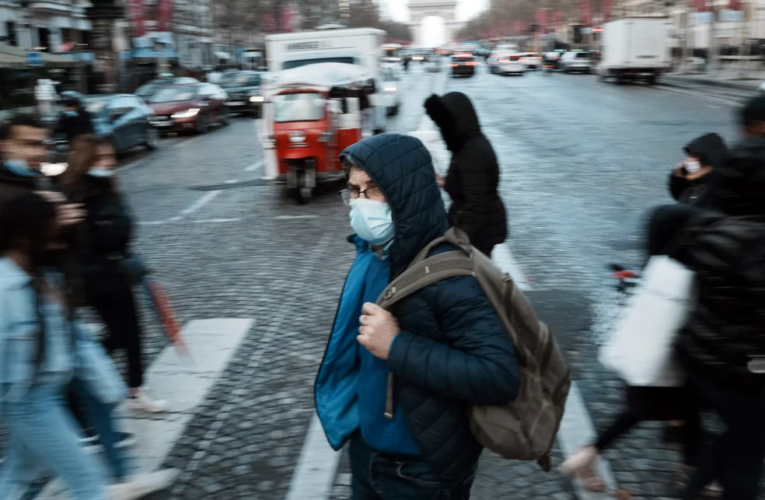 Πώς θα ξεχωρίσετε εάν έχετε γρίπη, κρυολόγημα ή την μετάλλαξη Ομικρον – Οι ειδικοί εξηγούν