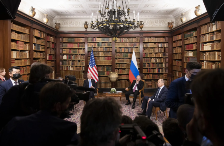 Η Le Figaro τα λέει ωμά: Στο “επικίνδυνο παιχνίδι της ρωσικής ρουλέτας, ο Τσάρος πλεονεκτεί έναντι του Γιάνγκη”…