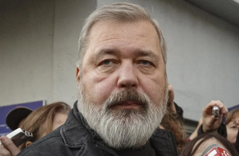 Σε δημοπρασία το βραβείο του για να βοηθήσει τους Ουκρανούς πρόσφυγες: Ο Ρώσος νομπελίστας δημοσιογράφος Μουράτοφ.